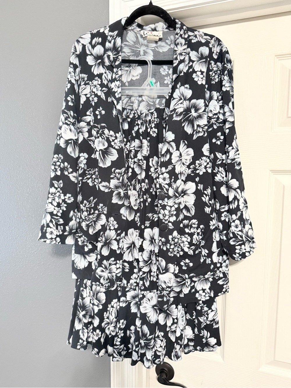 Visions California vintage Black & White Floral Jacket and Skirt Set